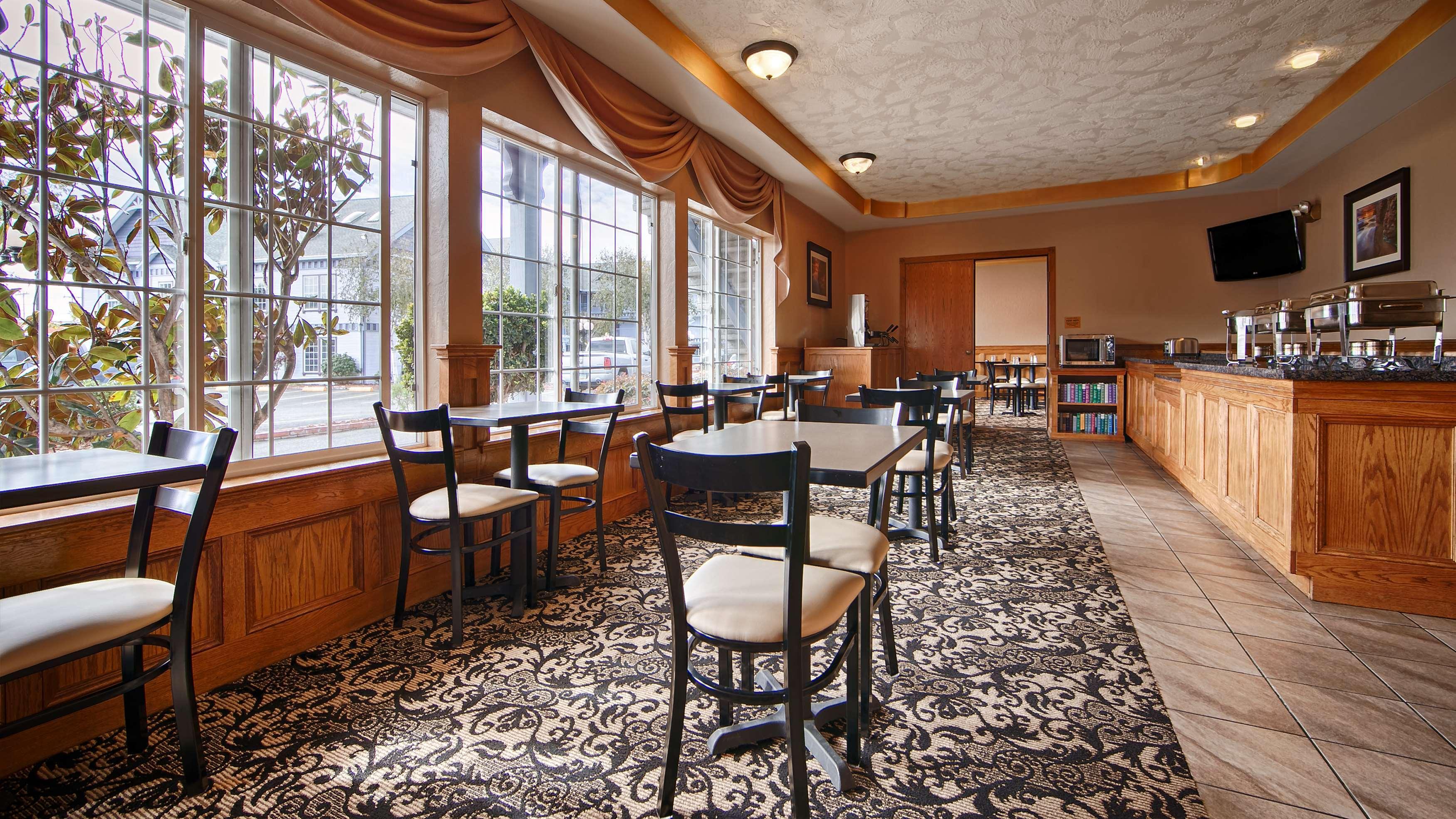 Best Western Plus Bayshore Inn Юрика Экстерьер фото